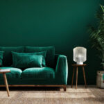 Wohnzimmer Mit Dunkelgrünem Wand Und Smaragdgrünem Sofa – [Schöner Intended For Dunkelgrün Wohnzimmer