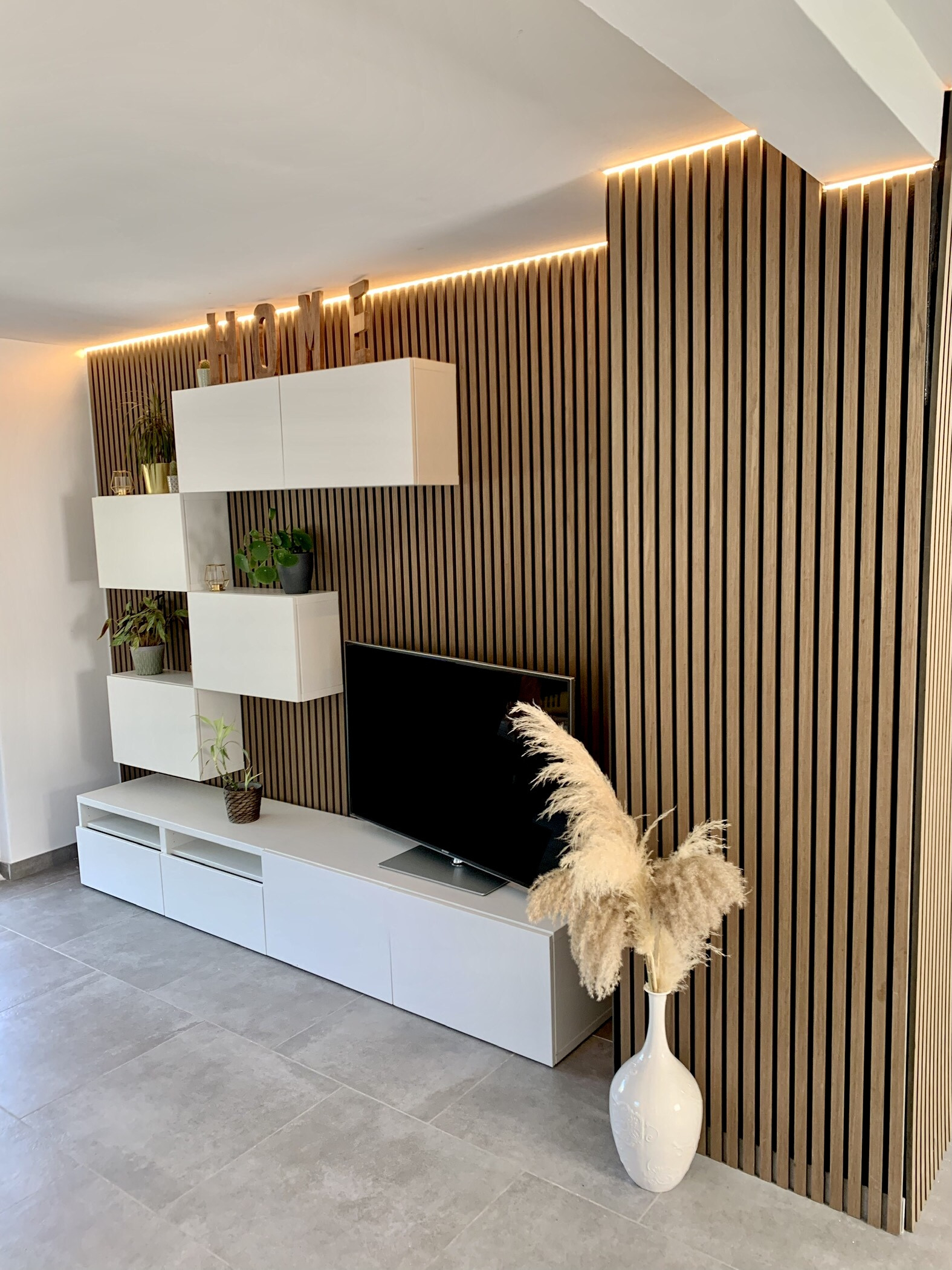 Wohnzimmer Modernisiert Mit Led Beleuchtung Und Akustikpaneelen intended for Led Wohnzimmer