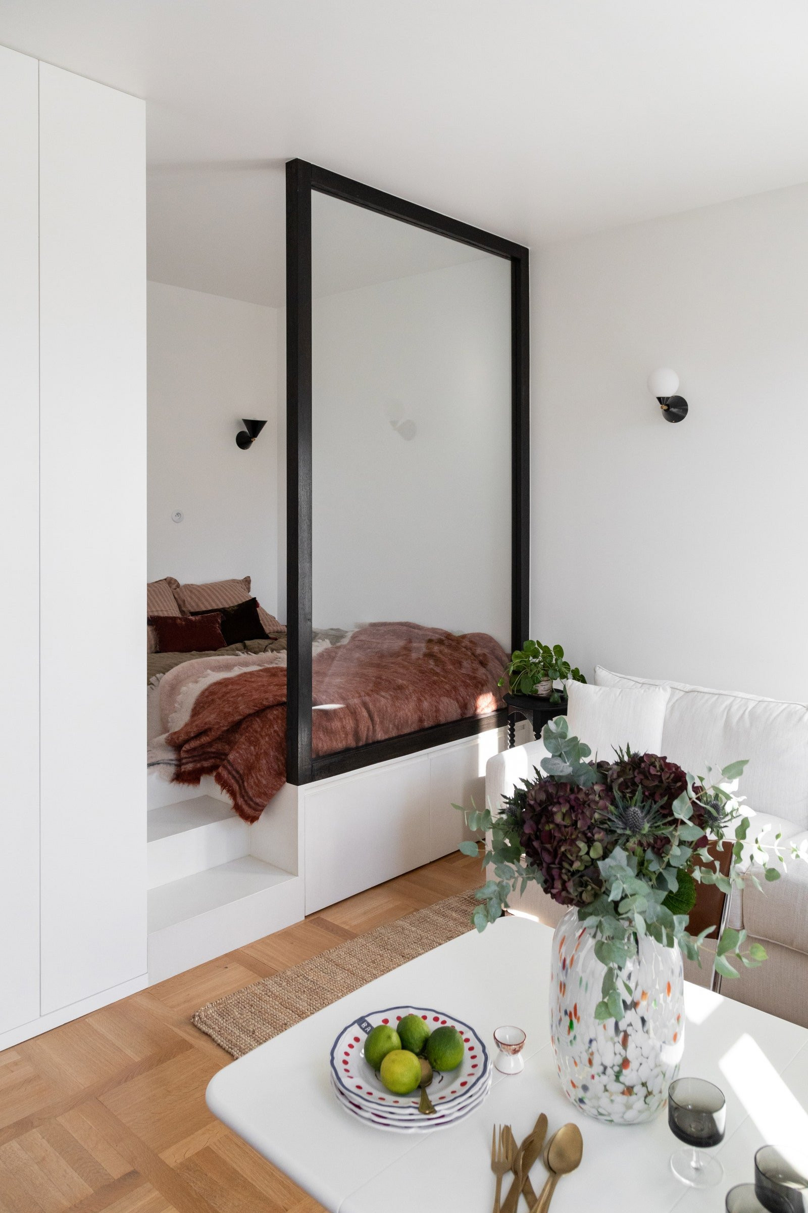Bett Im Wohnzimmer Verstecken - Eine Clevere Lösung Für Mehr Platz throughout Bett Im Wohnzimmer Verstecken